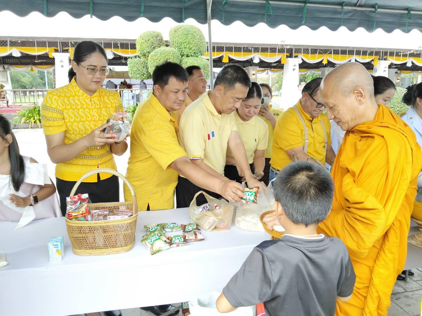 พิธีสวดพระพุทธมนต์และพิธีทำบุญตักบาตรถวายพระราชกุศล เนื่องในวันนวมินทรมหาราช