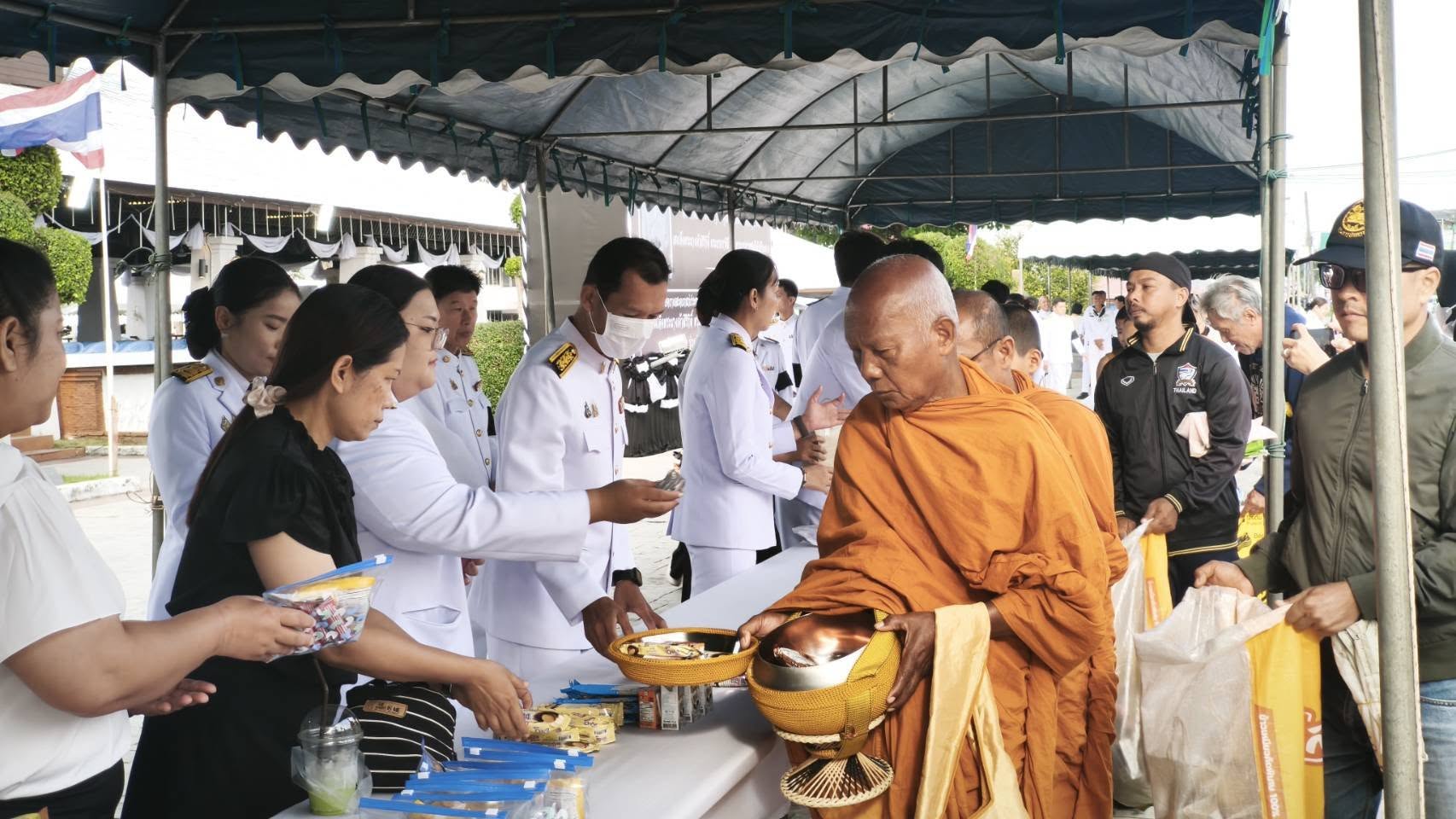 พิธีเจริญพระพุทธมนต์และทำบุญตักบาตร ถวายพระราชกุศลแด่พระบาทสมเด็จพระมงกุฎเกล้าเจ้าอยู่หัว เนื่องในโอกาสวันคล้ายวันสวรรคตครบ 100 ปี