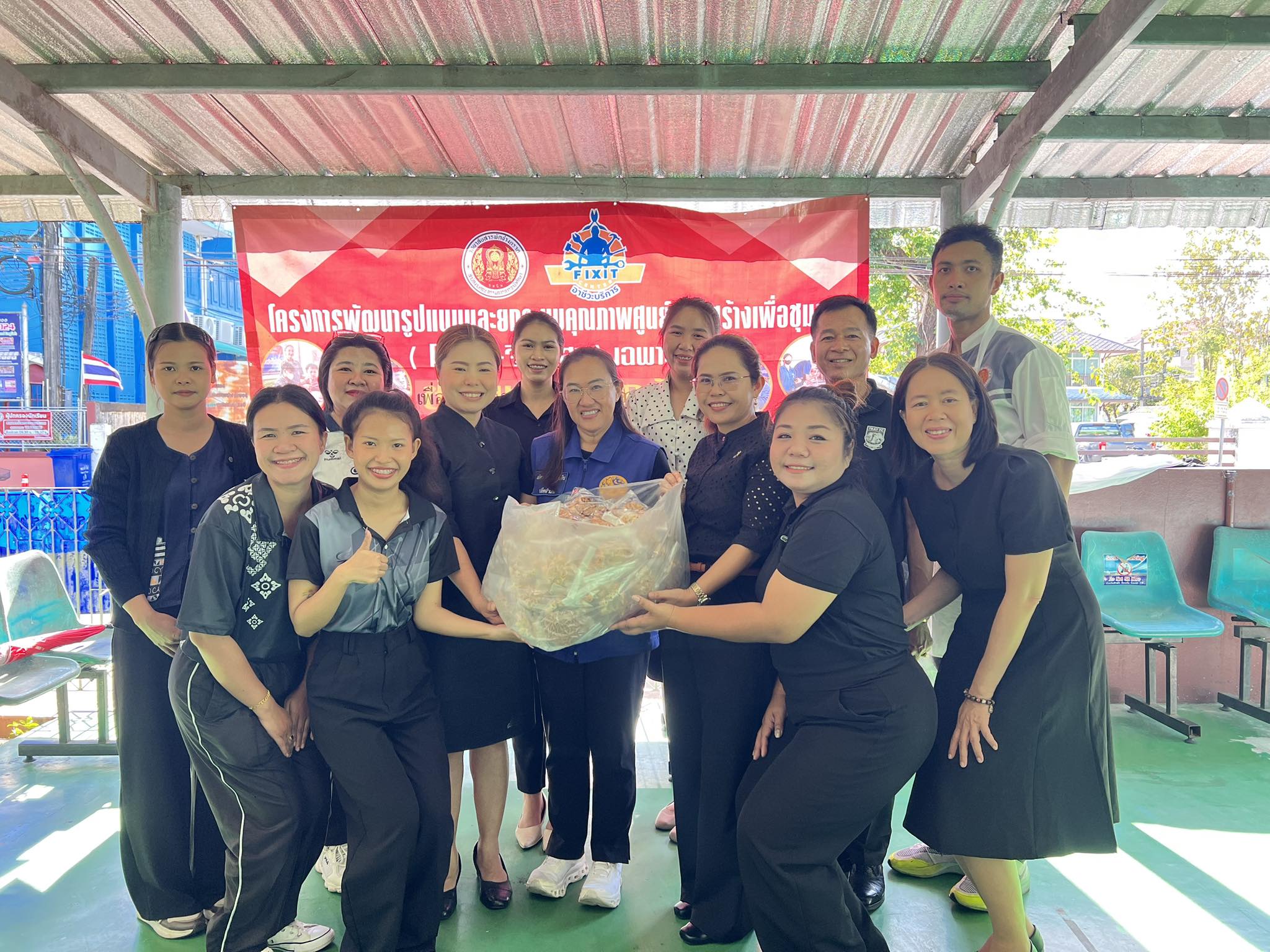 รวมพลังจิตอาสา มอบขนมดอกจอก–ครองแครง 1,000 ชุด ช่วยเหลือผู้อพยพ